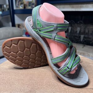 SIMMS Women’s Clearwater Sandals green gray and gum bottoms size 11 water hiking